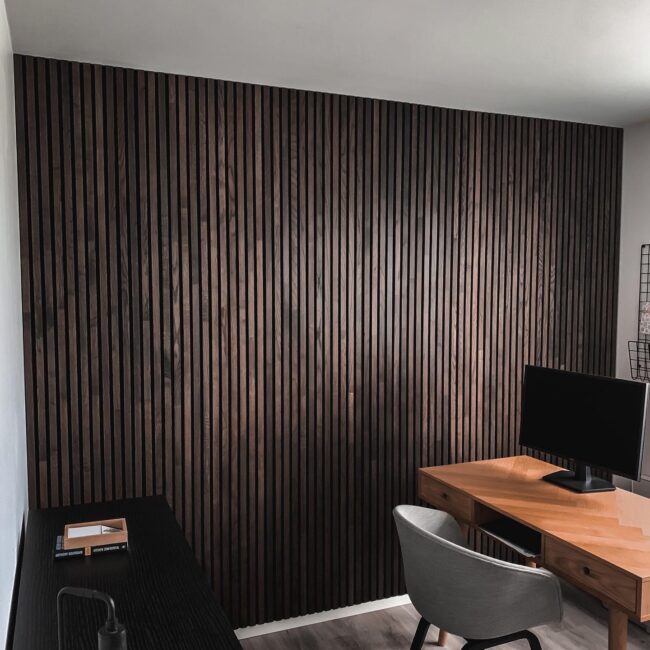 Akustikpaneler på væg i et kontor med kontorbord og kontorstol