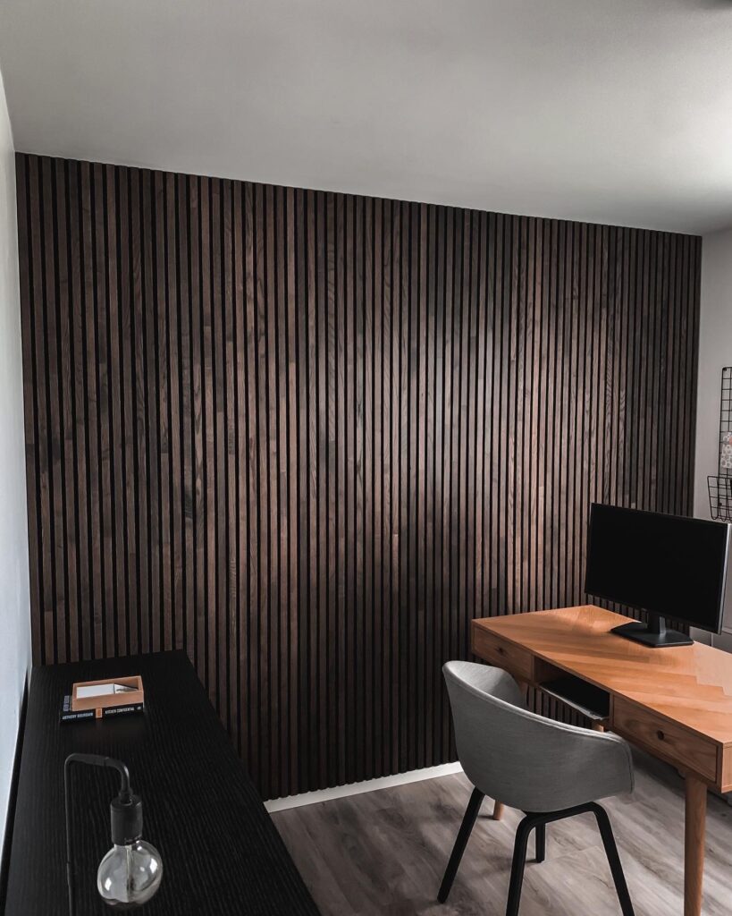 Akustikpaneler på væg i et kontor med kontorbord og kontorstol