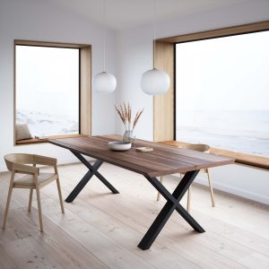 Spisebord i et rum med stole og havudsigt