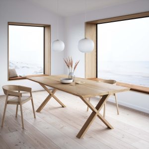 Spisebord placeret i et rum med havudsigt og stole